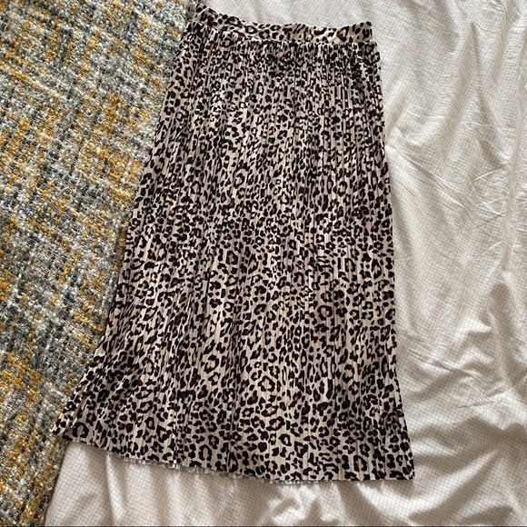 H&M Dresses & Skirts - H&M Leopard skirt